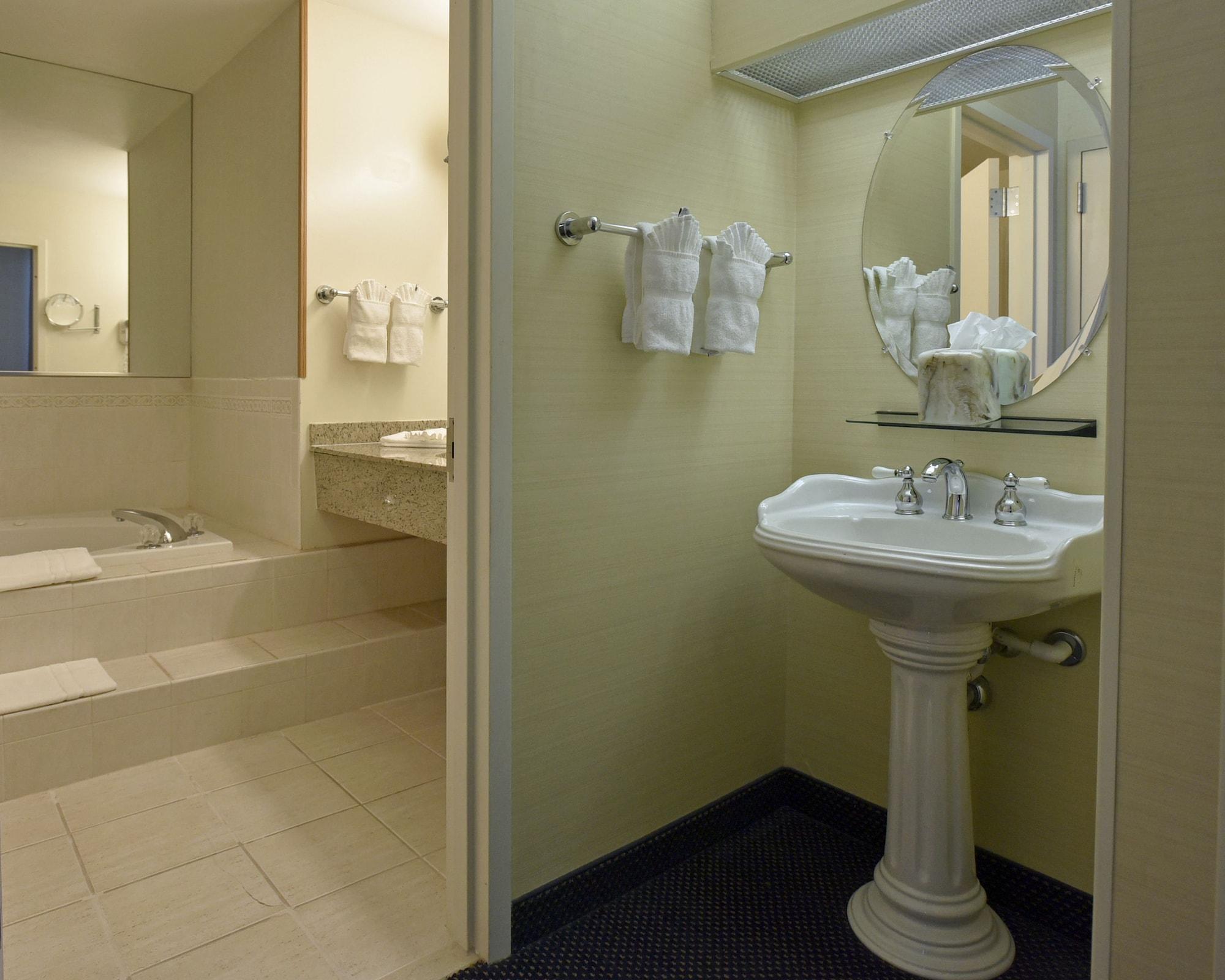 דאנברי Maron Hotel & Suites מראה חיצוני תמונה